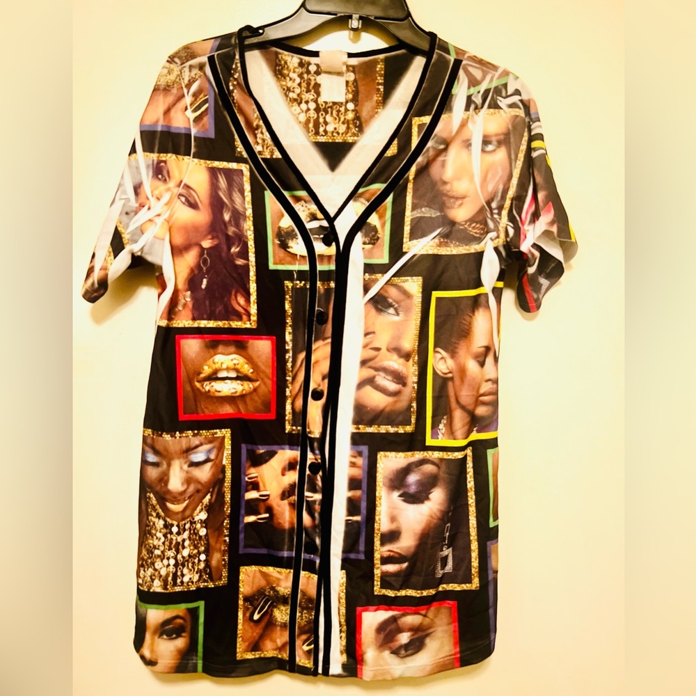 Women’s fashion print t shirt. 39” long. Polyester. Can fit a M. Size S (New)